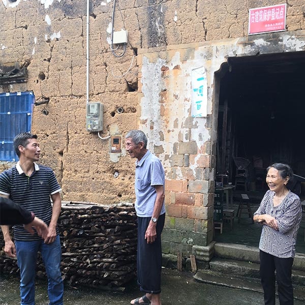 土蜂蜜蜂农的故事之83岁的徐爷爷:我的房子200年历史,不愿意住城里,舍不得土蜜蜂