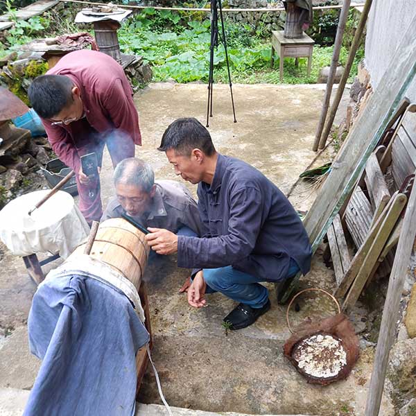 蜂农故事之82岁的程爷爷:张蜂霸是我们的希望,张蜂霸帮我卖土蜂蜜 蜂农故事之82岁的程爷爷:张蜂霸是我们的希望,张蜂霸帮我卖土蜂蜜