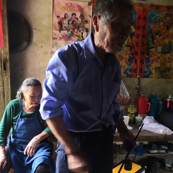 爷爷计算土蜂蜜价格的良心秤 爷爷计算土蜂蜜价格的良心秤