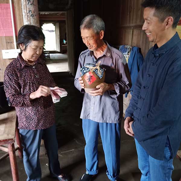 蜂农故事之82岁的程爷爷:张蜂霸是我们的希望,张蜂霸帮我卖土蜂蜜 蜂农故事之82岁的程爷爷:张蜂霸是我们的希望,张蜂霸帮我卖土蜂蜜