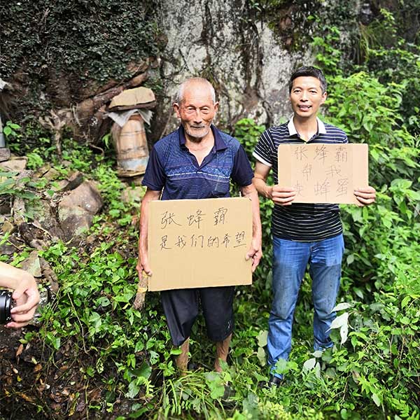 我89岁的时候还可以徒手抓两只6斤的毒蛇 我89岁的时候还可以徒手抓两只6斤的毒蛇